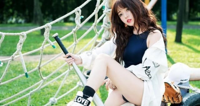 Linh Ngọc Đàm: Nữ Streamer Cá Tính Và Cuốn Hút Trên MMlive 4 Linh Ngọc Đàm tự tin với trang phục hiện đại