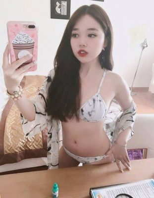 Linh Ngọc Đàm: Nữ Streamer Cá Tính Và Cuốn Hút Trên MMlive 3 Trang phục năng động của Linh Ngọc Đàm