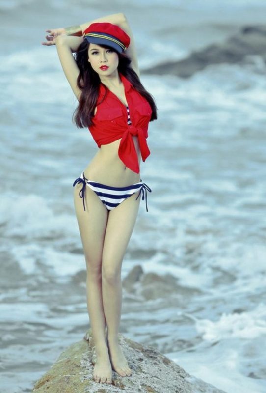 Hot Girl Sam Gợi Cảm Đón Hè Trong Bộ Bikini Trắng Quyến Rũ 3 Cô nàng là một trong những hot girl đầu tiên của showbiz Việt