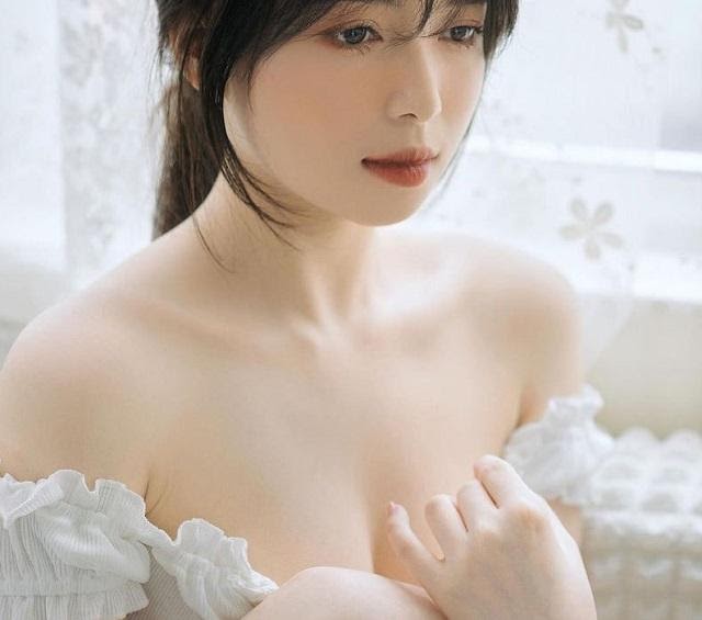 Alice Trang Phạm – Hot Girl Gây Sốt Trên MMlive Với Vẻ Đẹp Gợi Cảm Và Cuốn Hút 2 Hot girl Alice Trang Phạm