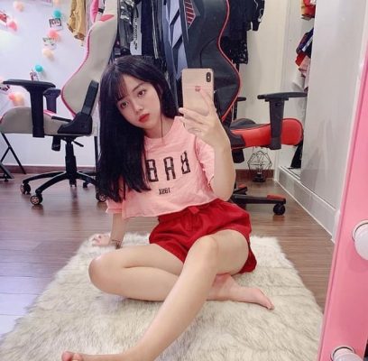 Linh Ngọc Đàm: Nữ Streamer Cá Tính Và Cuốn Hút Trên MMlive 6 Ảnh đời thường dễ thương của Linh Ngọc Đàm