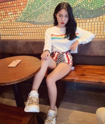 Linh Ngọc Đàm: Nữ Streamer Cá Tính Và Cuốn Hút Trên MMlive 7 Trang phục đơn giản tôn dáng