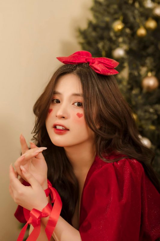 Thảo Nari – Nữ streamer 9x với bộ ảnh Noel dễ thương trên MMlive 5 Bộ đồ đỏ với lối trang điểm nhẹ nhàng khiến cho tấm ảnh thêm lung linh