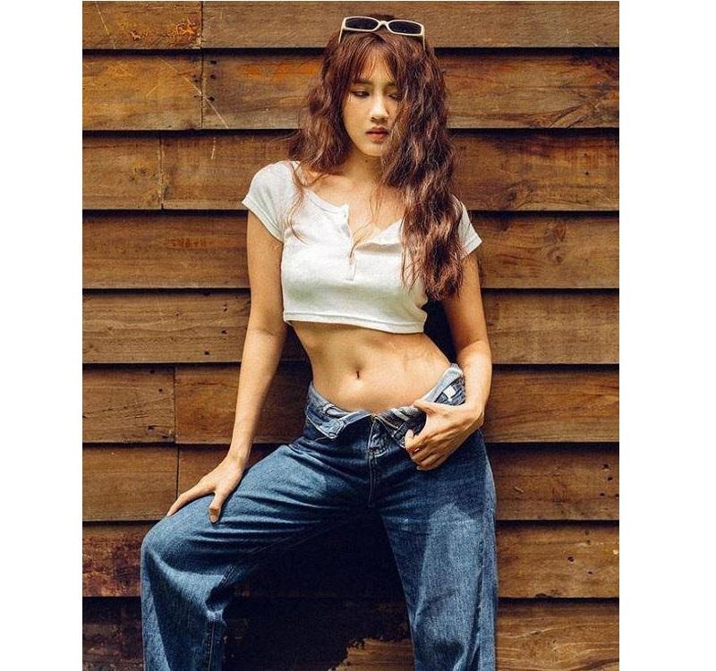 Nguyễn Hoàng Kiều Trinh – Hot Girl Trà Sữa Lột Xác Thành Biểu Tượng Gợi Cảm Trên MMlive 5 Cô nàng sỡ hữu vòng eo thon gọn và săn chắc