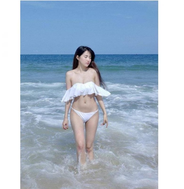 Nguyễn Hoàng Kiều Trinh – Hot Girl Trà Sữa Lột Xác Thành Biểu Tượng Gợi Cảm Trên MMlive 6 Cô nàng càng ngọt ngào quyến rũ hơn trong bộ bikini màu trắng
