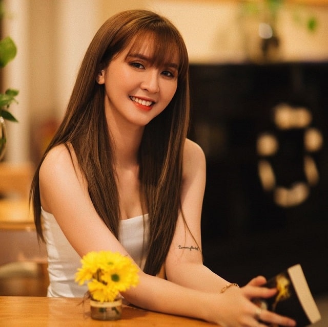 MMlive ngắm nhìn vẻ đẹp ngọt ngào của streamer Ngân Sát Thủ 3 Cô nàng mang vẻ đẹp ngọt ngào nhưng cực kỳ quyến rũ