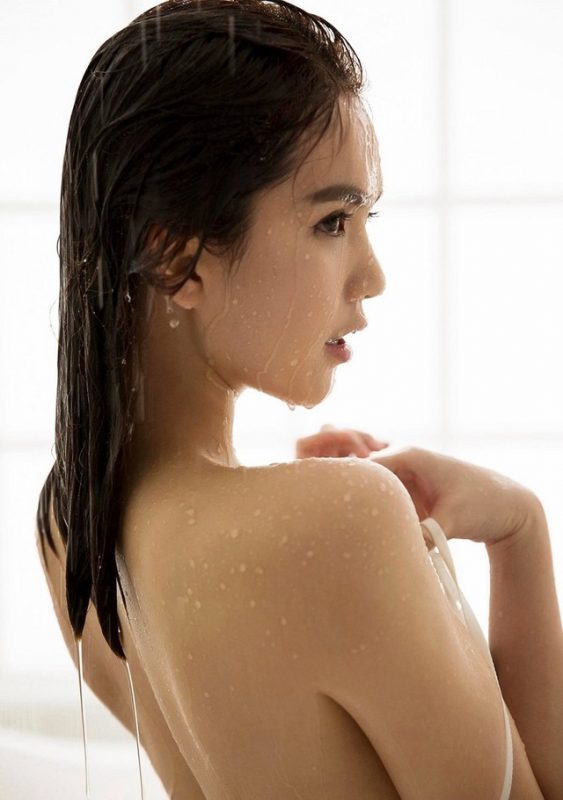 MMlive – Người Đẹp Sinh Năm 89 Ngọc Trinh Và Hành Trình Khẳng Định Thương Hiệu Cá Nhân 17 Tấm lưng trần quyến rũ