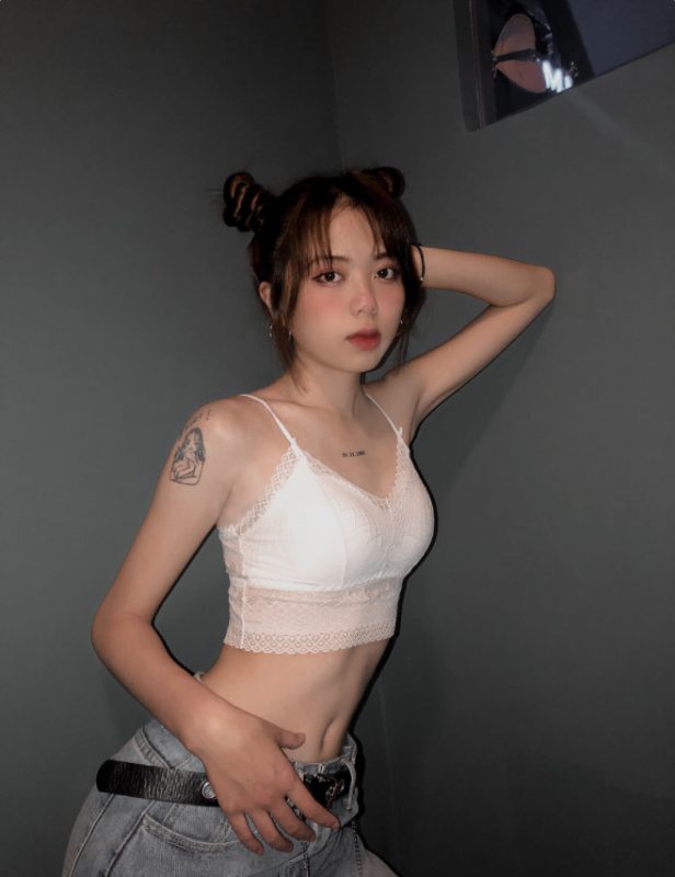 Nguyễn Hoàng Khánh Vy – Gương Mặt Hot Girl Thế Hệ Mới Với Vẻ Đẹp Trong Sáng Và Phong Cách Riêng 4 Phong cách biểu cảm đa dạng và cuốn hút