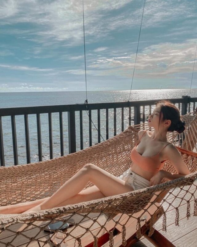 MMlive: Linh Ka – Nữ Gen Z Với Vẻ Đẹp Ngọt Ngào Và Phong Cách Cuốn Hút 10 Diệu Linh thường xuyên diện những bộ cánh gợi cảm khi đi biển để khoe vóc dáng thon gọn, săn chắc