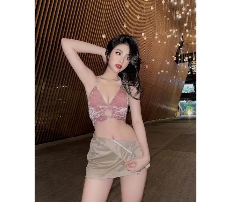 MMlive Hot Girl Nhi Trinh – Vẻ Đẹp Hiện Đại Và Đầy Tự Tin 4 Nhi Trinh cũng xác định phong cách thời trang của mình là sexy và quyến rũ