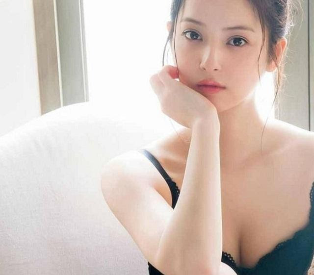 Nàng thơ sexy và bí ẩn với bộ ảnh bikini ren đen tuyền thống