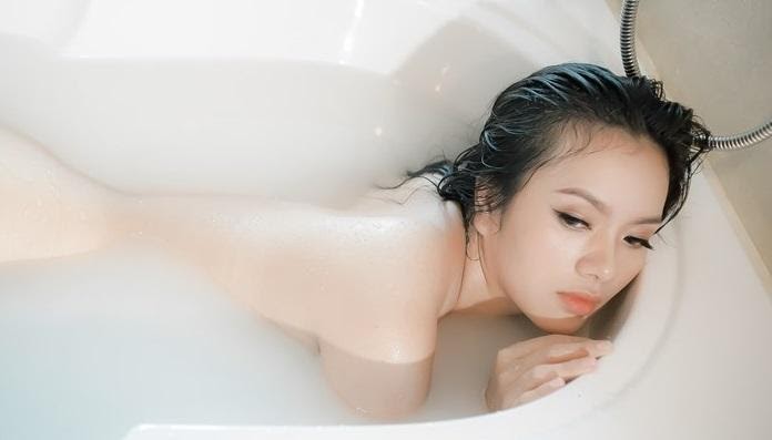 MMlive - Vẻ đẹp quyến rũ của các hot girl Việt trong loạt ảnh ấn tượng 9 Người đẹp khỏa thân ướt át trong bồn tắm làm anh em điên đảo