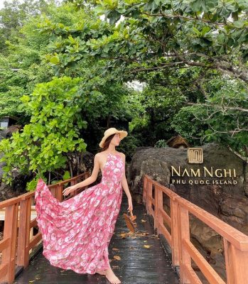 MMlive - Hoa hậu Lương Thùy Linh nóng bỏng 8 Diện váy hoa điệu đà như không giấu được đôi chân dài ấy
