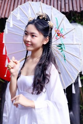 MMlive - Con gái Quyền Linh ngày lớn càng xinh đẹp 9 MMlive - Lọ Lem xinh đẹp long lanh trong bộ đồ cổ trang