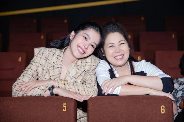 MMlive - Nam Em khoe dáng với trang phục kín đáo nhưng nóng bỏng 5 Nam Em vui vẻ hòa đồng bên cạnh NSUT Hồng Vân