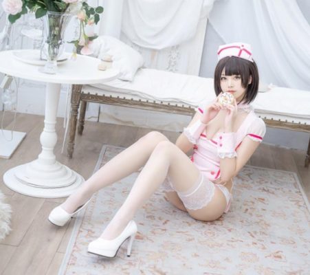 MMlive - Honey Cát Qui trong trang phục vào vai cô y tá 7 Đôi chân dài miên man của cô nàng