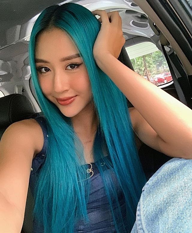 MMlive Quỳnh Anh Shyn khoe thần thái cuốn hút với bikini gợi cảm 3 MMlive cô còn là một blogger với nhiều lượt theo dõi trên Youtube