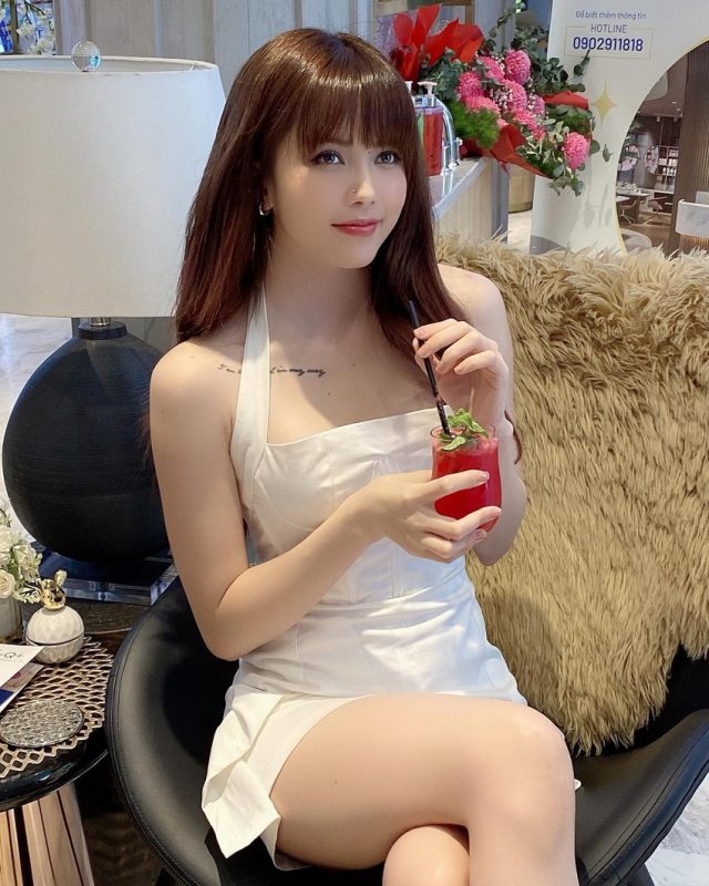 MMLive Thiều Bảo Trâm dằn mặt trà xanh bằng loạt ảnh bikini rực lửa 2 Thiều Bảo Trâm nổi bật với danh xưng bạn gái tin đồn của Sơn Tùng MTP