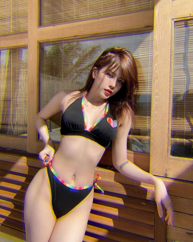 MMLive Thiều Bảo Trâm dằn mặt trà xanh bằng loạt ảnh bikini rực lửa 5 Hình thể cân đối của Thiều Bảo Trâm được tôn vinh qua từng shoot hình